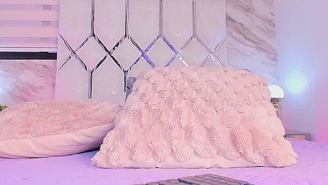 Snapshot of collet_1 chatting on December 3, 2025, 11:52 am collet 1 online show from December 3, 2025, 11:52 am