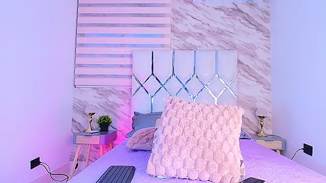 Snapshot of collet_1 chatting on January 6, 2026, 11:58 am collet 1 online show from January 6, 2026, 11:58 am