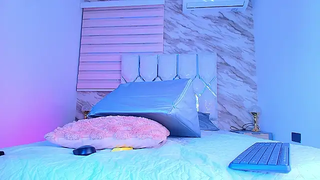 Snapshot of collet_1 chatting on February 16, 2026, 12:01 pm collet 1 online show from February 16, 2026, 12:01 pm