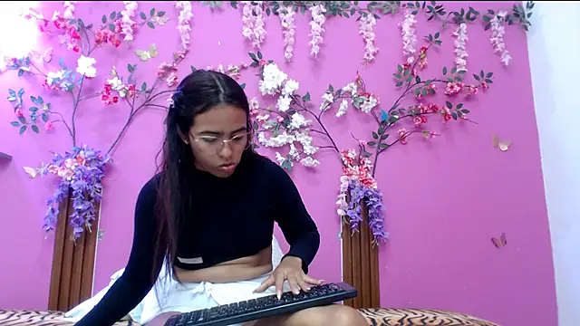skinnysofia18 online show from March 29, 2026, 1:16 am