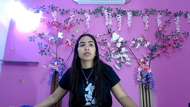 skinnysofia18 online show from May 15, 2026, 1:51 pm
