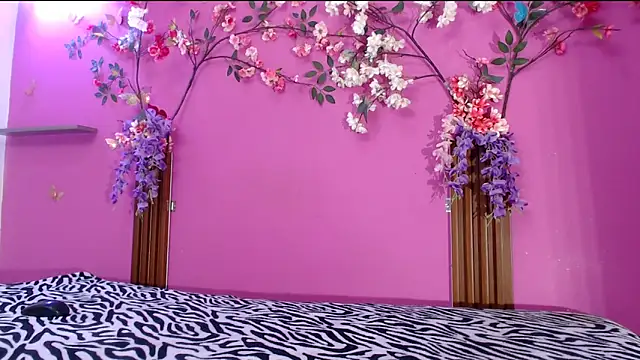 skinnysofia18 online show from May 22, 2026, 2:01 pm