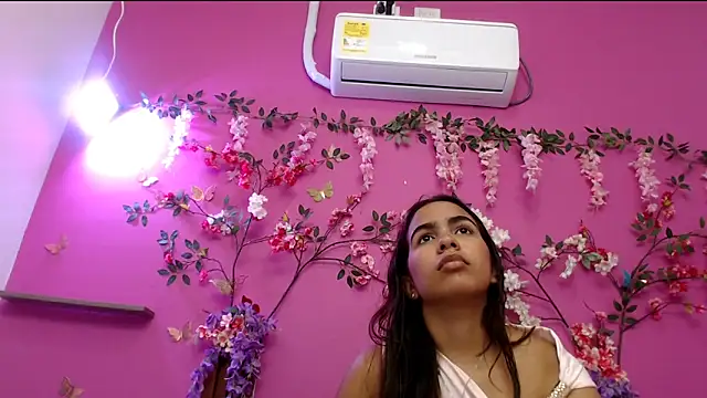 skinnysofia18 online show from May 23, 2026, 2:21 pm