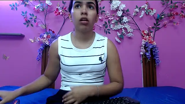 skinnysofia18 online show from May 25, 2026, 2:34 pm