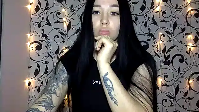 Snapshot of Ivelaa chatting on November 3, 2025, 11:44 am Ivelaa online show from November 3, 2025, 11:44 am