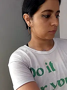 ValerieLove  online show from November 2, 2025, 7:27 pm