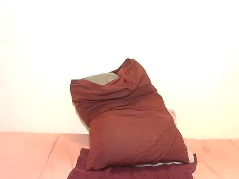 BeautyQueenX22 online show from December 5, 2025, 9:18 am