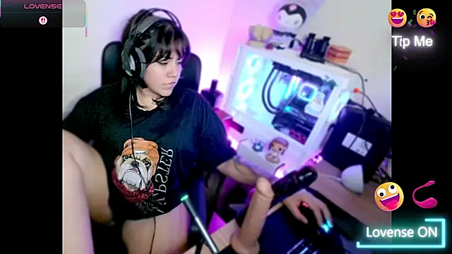 Snapshot of PinkDenial chatting on December 4, 2025, 4:33 am PinkDenial online show from December 4, 2025, 4:33 am