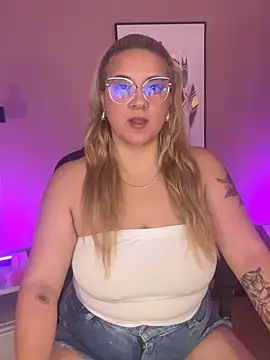 Snapshot of hollie_joliie chatting on September 25, 2025, 11:58 am hollie joliie online show from September 25, 2025, 11:58 am