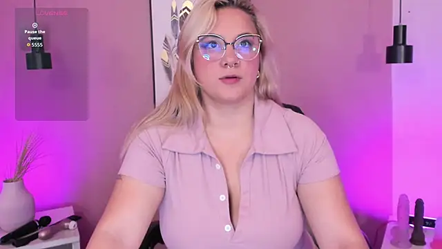 Snapshot of hollie_joliie chatting on October 3, 2025, 11:29 am hollie joliie online show from October 3, 2025, 11:29 am