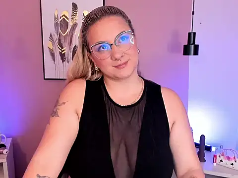 Snapshot of hollie_joliie chatting on October 7, 2025, 12:02 pm hollie joliie online show from October 7, 2025, 12:02 pm