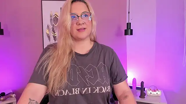 Snapshot of hollie_joliie chatting on October 17, 2025, 12:08 pm hollie joliie online show from October 17, 2025, 12:08 pm