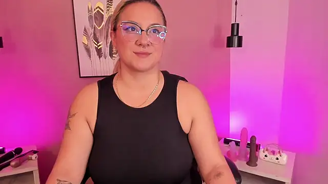 Snapshot of hollie_joliie chatting on October 30, 2025, 12:17 pm hollie joliie online show from October 30, 2025, 12:17 pm