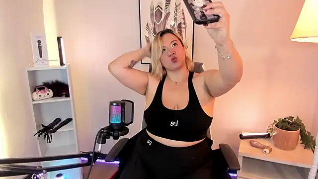 hollie joliie online show from March 2, 2026, 12:34 pm