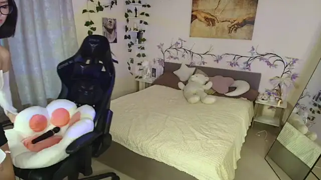 Lunara  Adams online show from September 28, 2025, 5:24 am