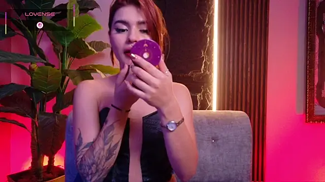 La Diabla 111  online show from November 30, 2025, 1:48 pm