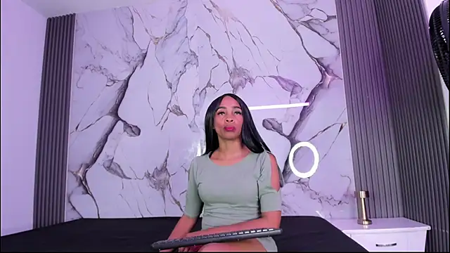 Snapshot of Hillarytonsonx chatting on September 10, 2025, 12:05 pm Hillarytonsonx online show from September 10, 2025, 12:05 pm