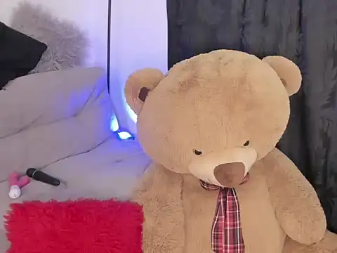 Snapshot of Elyross1_ chatting on October 12, 2025, 9:36 pm Elyross1 online show from October 12, 2025, 9:36 pm