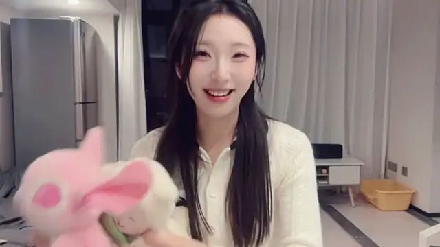 ZhaoZhao-ZM online show from September 11, 2025, 2:06 pm