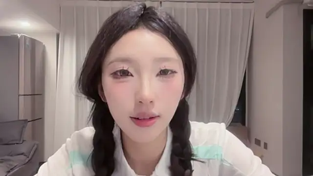 ZhaoZhao-ZM online show from September 19, 2025, 1:23 pm