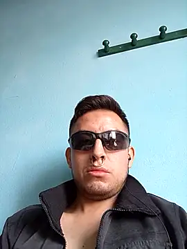 aczinovelez342 online show from October 30, 2025, 5:02 pm