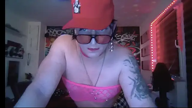 Snapshot of hellgirl1980 chatting on May 18, 2026, 12:29 am hellgirl1980 online show from May 18, 2026, 12:29 am