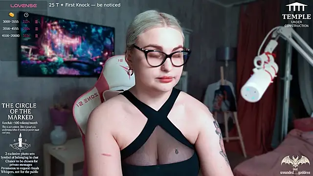 Snapshot of Wounded_Goddess_ chatting on November 12, 2025, 5:24 pm Wounded Goddess online show from November 12, 2025, 5:24 pm