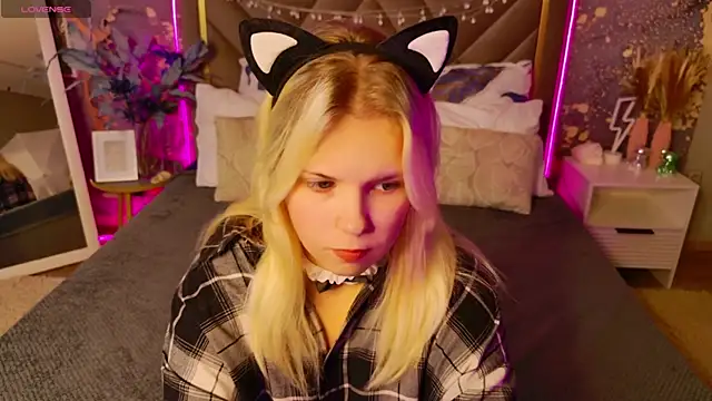 Snapshot of EmillyRogers chatting on October 6, 2025, 4:54 am EmillyRogers online show from October 6, 2025, 4:54 am