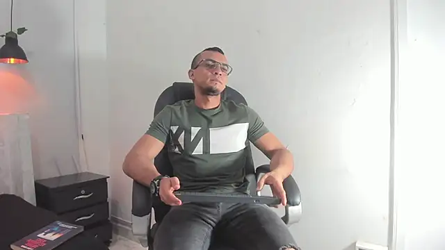 Snapshot of johan_miller0 chatting on November 22, 2025, 12:48 pm johan miller0 online show from November 22, 2025, 12:48 pm