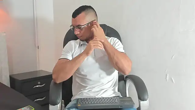 Snapshot of johan_miller0 chatting on November 29, 2025, 12:08 pm johan miller0 online show from November 29, 2025, 12:08 pm