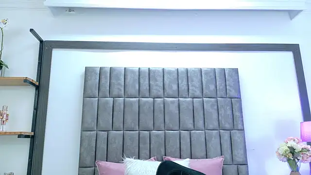 Skyler Fox  online show from April 10, 2026, 7:40 pm