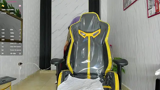 Snapshot of xKevyn chatting on October 21, 2025, 12:28 pm xKevyn online show from October 21, 2025, 12:28 pm