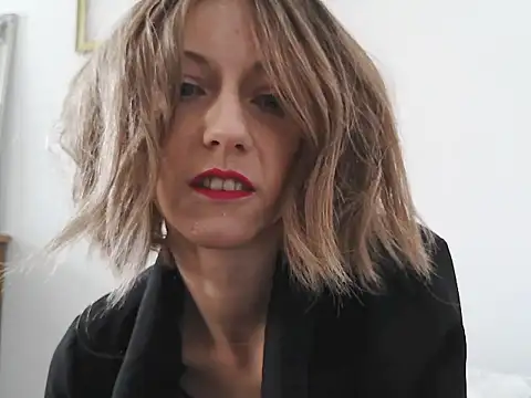 Snapshot of MadMadelin chatting on October 28, 2025, 12:52 pm MadMadelin online show from October 28, 2025, 12:52 pm