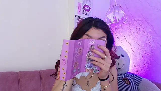 Snapshot of april_bennett chatting on October 18, 2025, 1:01 pm april bennett online show from October 18, 2025, 1:01 pm