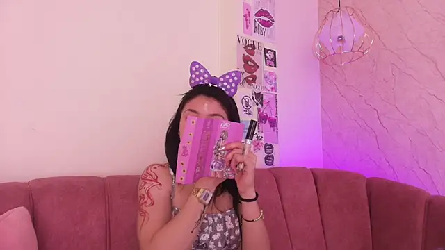 Snapshot of april_bennett chatting on November 3, 2025, 12:17 pm april bennett online show from November 3, 2025, 12:17 pm