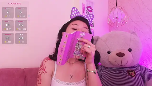 Snapshot of april_bennett chatting on November 4, 2025, 12:26 pm april bennett online show from November 4, 2025, 12:26 pm