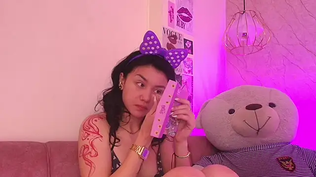 Snapshot of april_bennett chatting on November 13, 2025, 12:26 pm april bennett online show from November 13, 2025, 12:26 pm