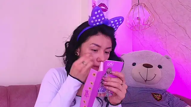 Snapshot of april_bennett chatting on November 19, 2025, 12:16 pm april bennett online show from November 19, 2025, 12:16 pm