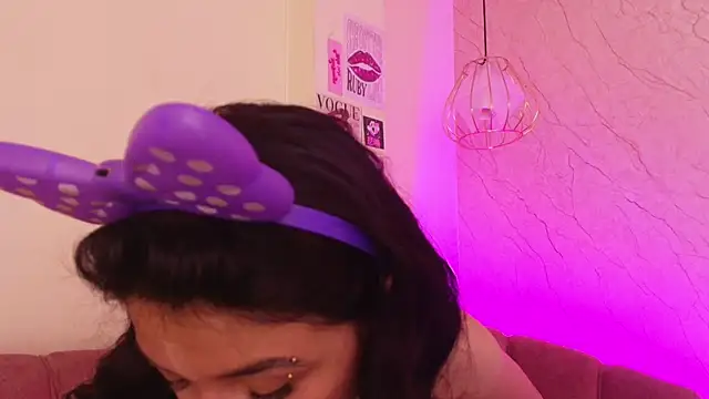 Snapshot of april_bennett chatting on November 21, 2025, 1:10 pm april bennett online show from November 21, 2025, 1:10 pm