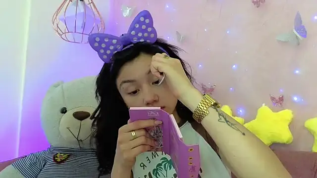 Snapshot of april_bennett chatting on November 27, 2025, 1:02 pm april bennett online show from November 27, 2025, 1:02 pm