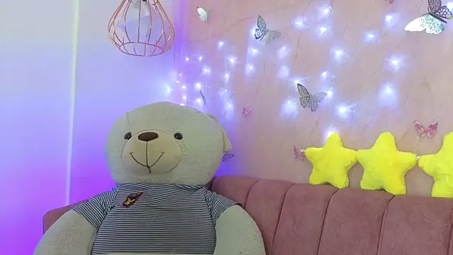 Snapshot of april_bennett chatting on December 1, 2025, 12:43 pm april bennett online show from December 1, 2025, 12:43 pm