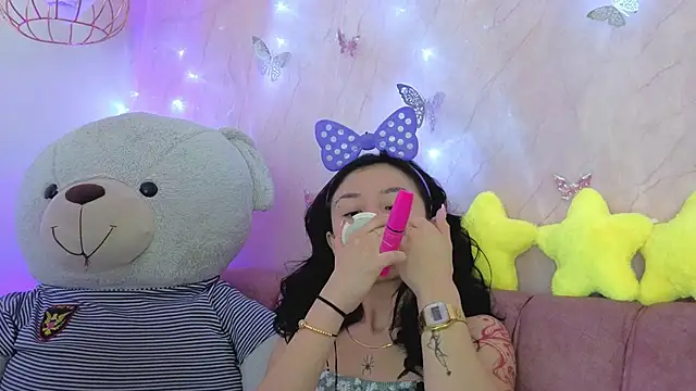 april bennett online show from December 17, 2025, 12:44 pm