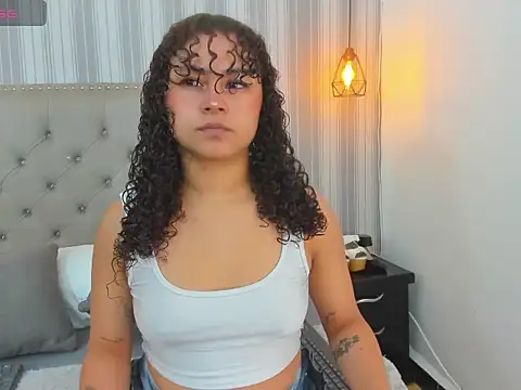 Snapshot of Sofiapassionne chatting on February 18, 2026, 1:40 pm Sofiapassionne online show from February 18, 2026, 1:40 pm