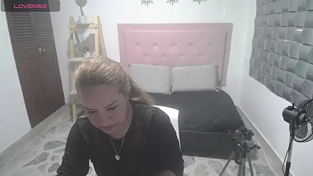 Dulce  Lovee online show from December 3, 2025, 9:02 pm