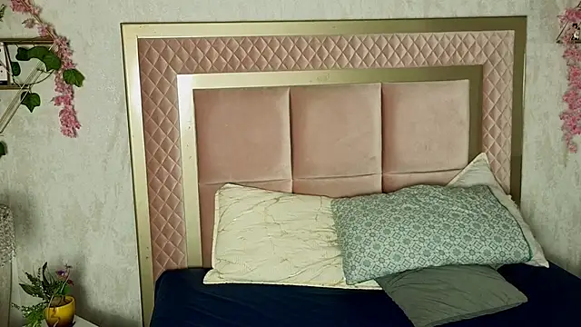 Snapshot of RobinBennett chatting on February 5, 2026, 12:21 pm RobinBennett online show from February 5, 2026, 12:21 pm