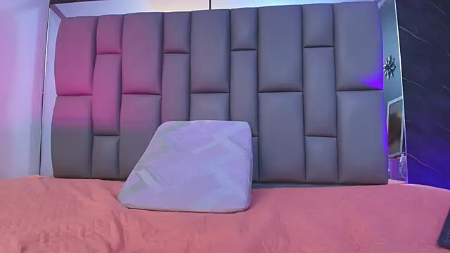 kissme luna online show from October 18, 2025, 7:03 pm