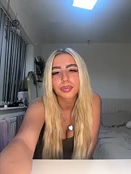 BlondeBetty online show from November 3, 2025, 5:03 pm