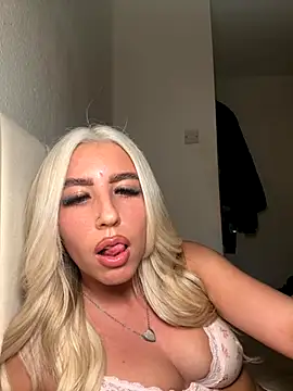 BlondeBetty online show from December 3, 2025, 8:40 pm