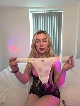 SexySaraxxoo online show from November 25, 2025, 10:15 am