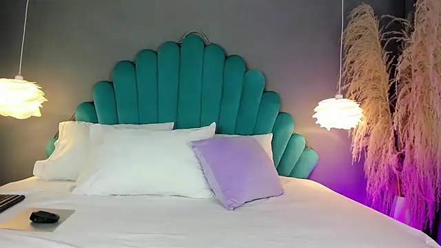 LunaBloomn online show from October 20, 2025, 5:02 pm